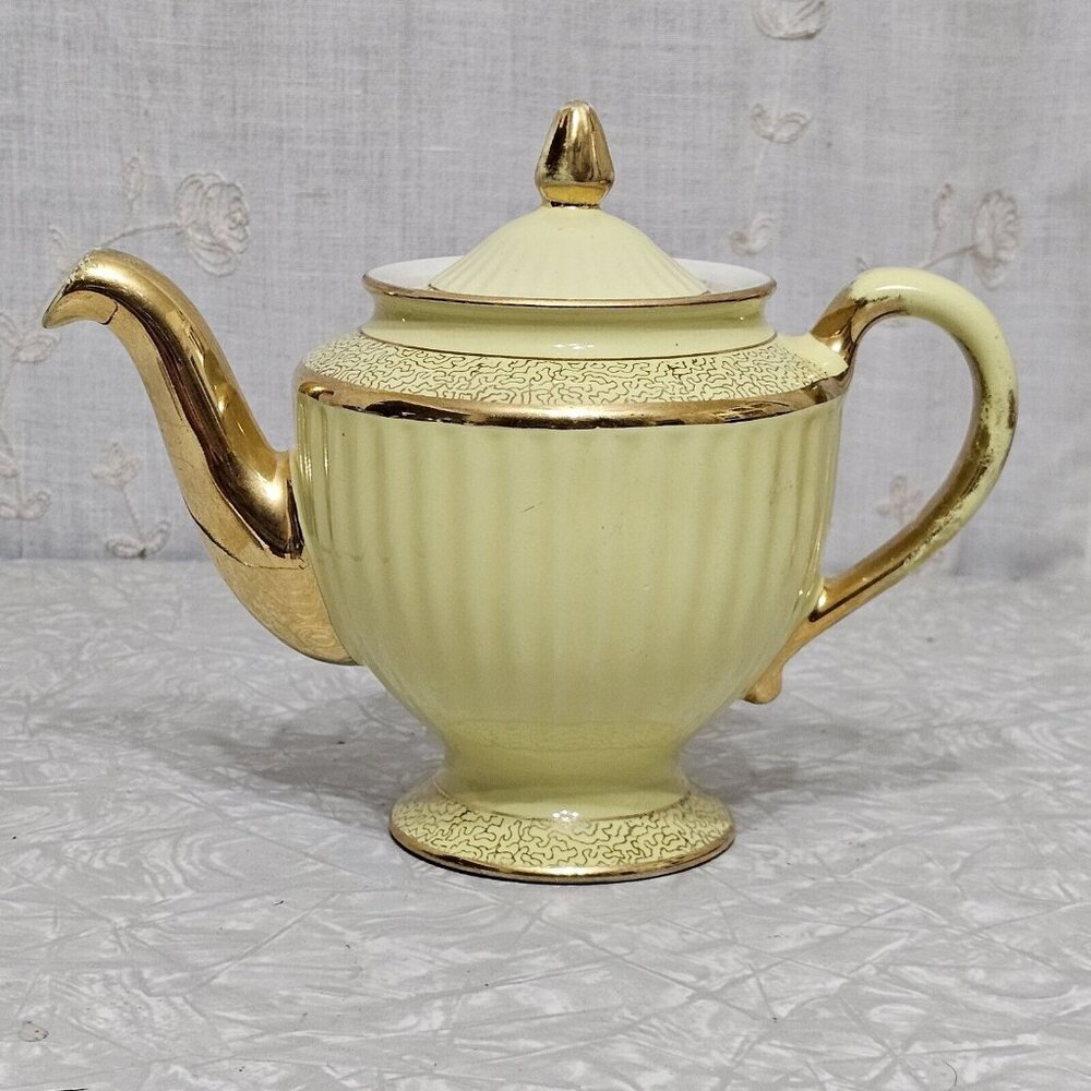 HALL Yellow Pottery Teapot #099S heavy gold trim 6-cup Vtg collectible USA